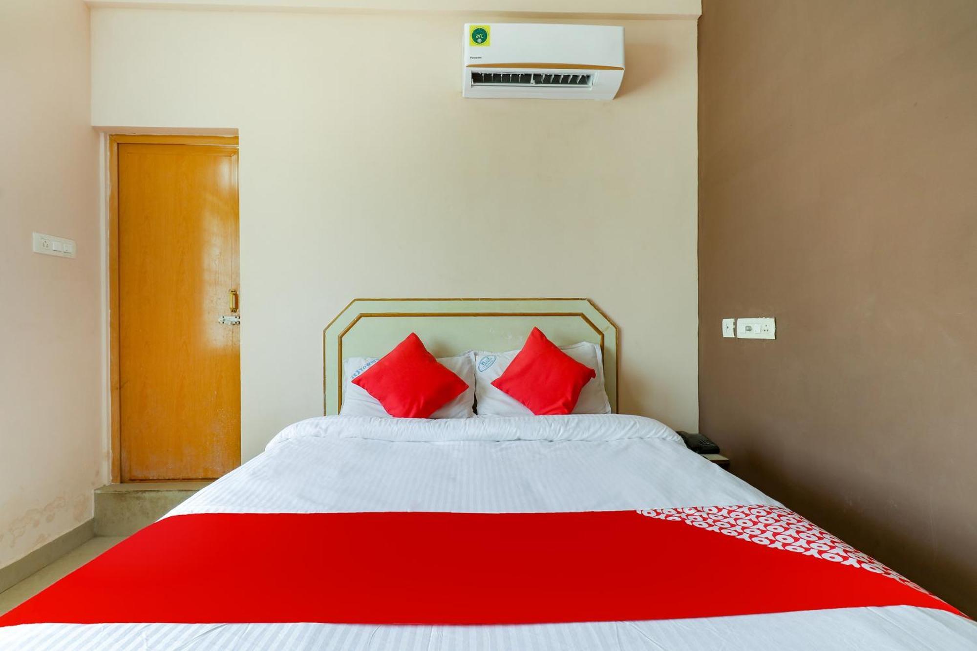 Hotel OYO 70557 Royal Pride Tallākulam Exterior foto